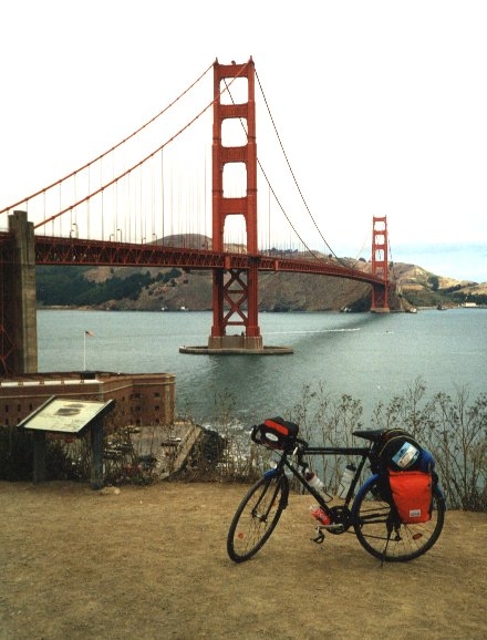 Mein Fahrrad vor der Golden Gate Bridge im August 2002.